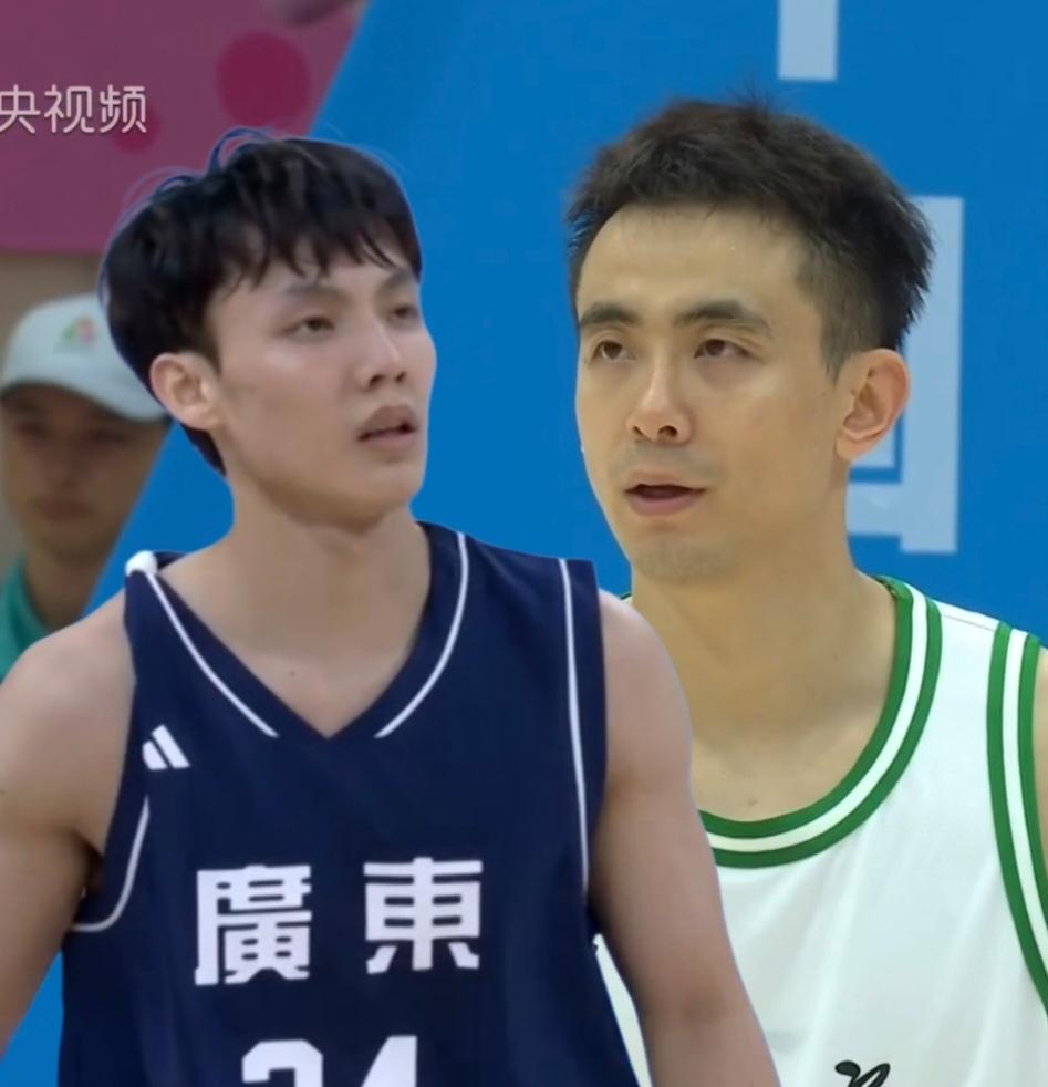 男篮小组赛，赵继伟与徐杰数据对比！
先看看赵继伟：
首战吉林——15分5篮板11