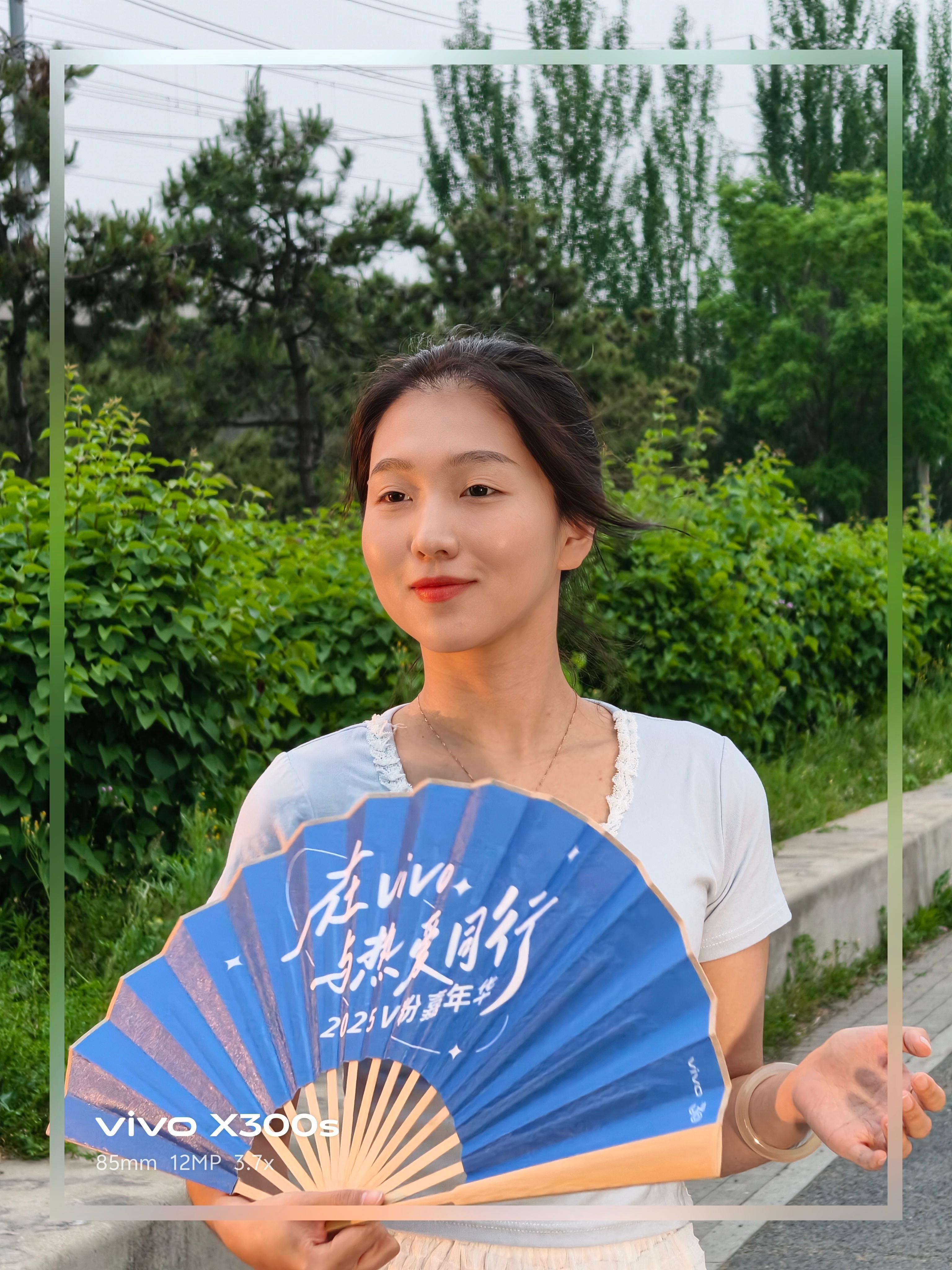 vivo 丁香湖傍晚的温柔柔光，一把折扇，藏住夏日晚风3.7倍长焦人像。日落前后