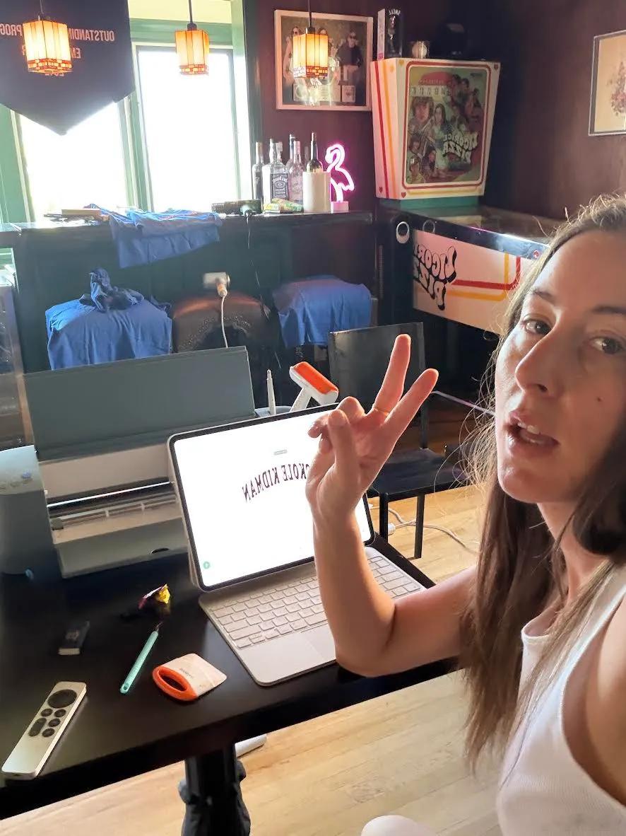 Alana Haim在Vogue采访谈到手搓观赛定制Tee：- 关于最近痴迷自己