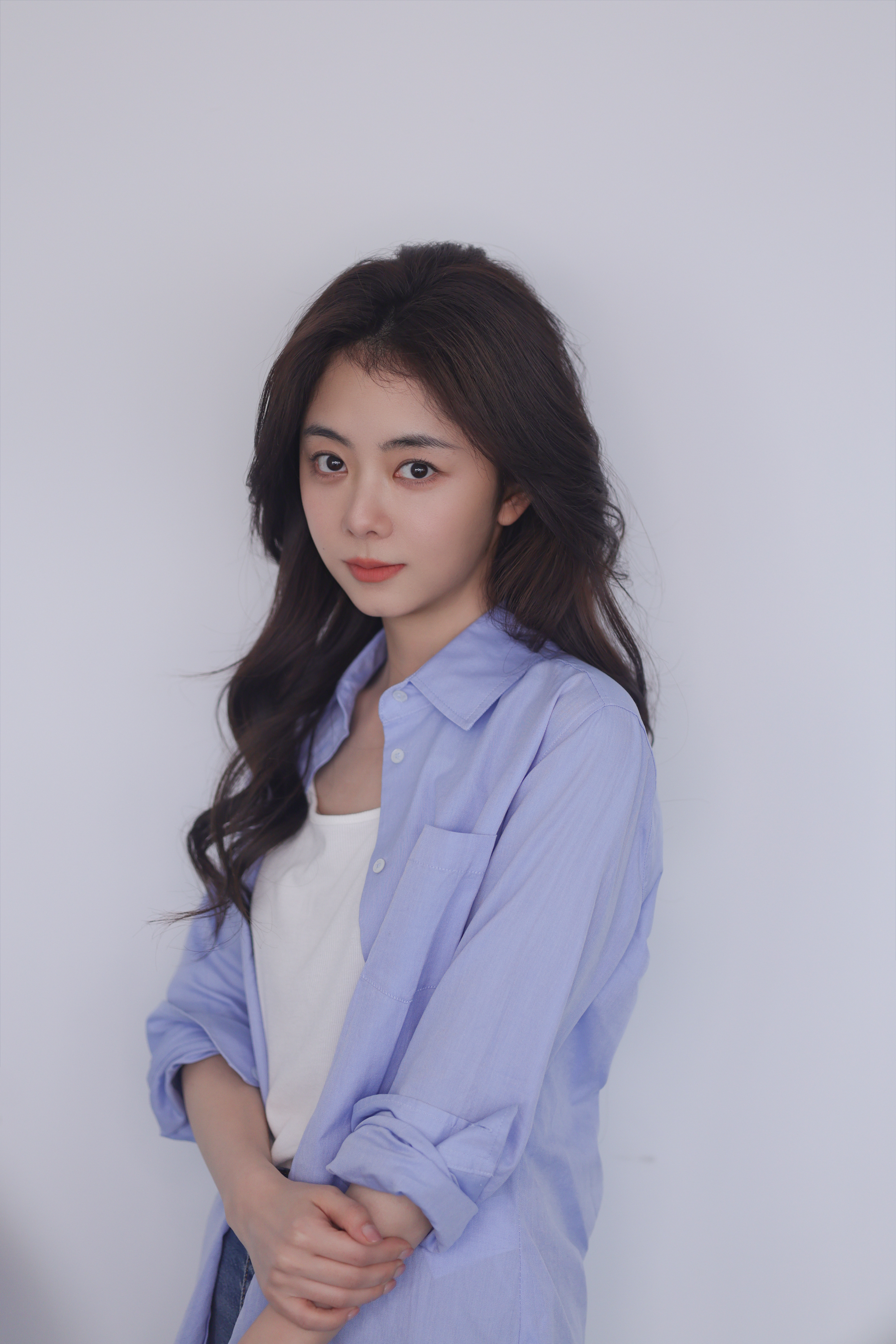 谭松韵 蜡笔的线条歪歪扭扭，把夏天的暖意描进画里。画中的星光与繁花，和她的笑意一