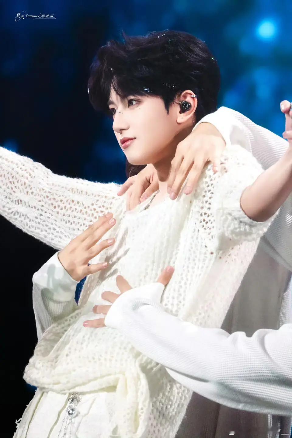 穆祉丞  全能艺人穆祉丞 🍊朝朝穆穆 希望你往后的日子里，漂亮的眼睛要流幸福的