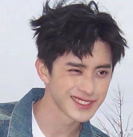 瑞思白[超话]  嗯最近流行这么笑…… ​​​
