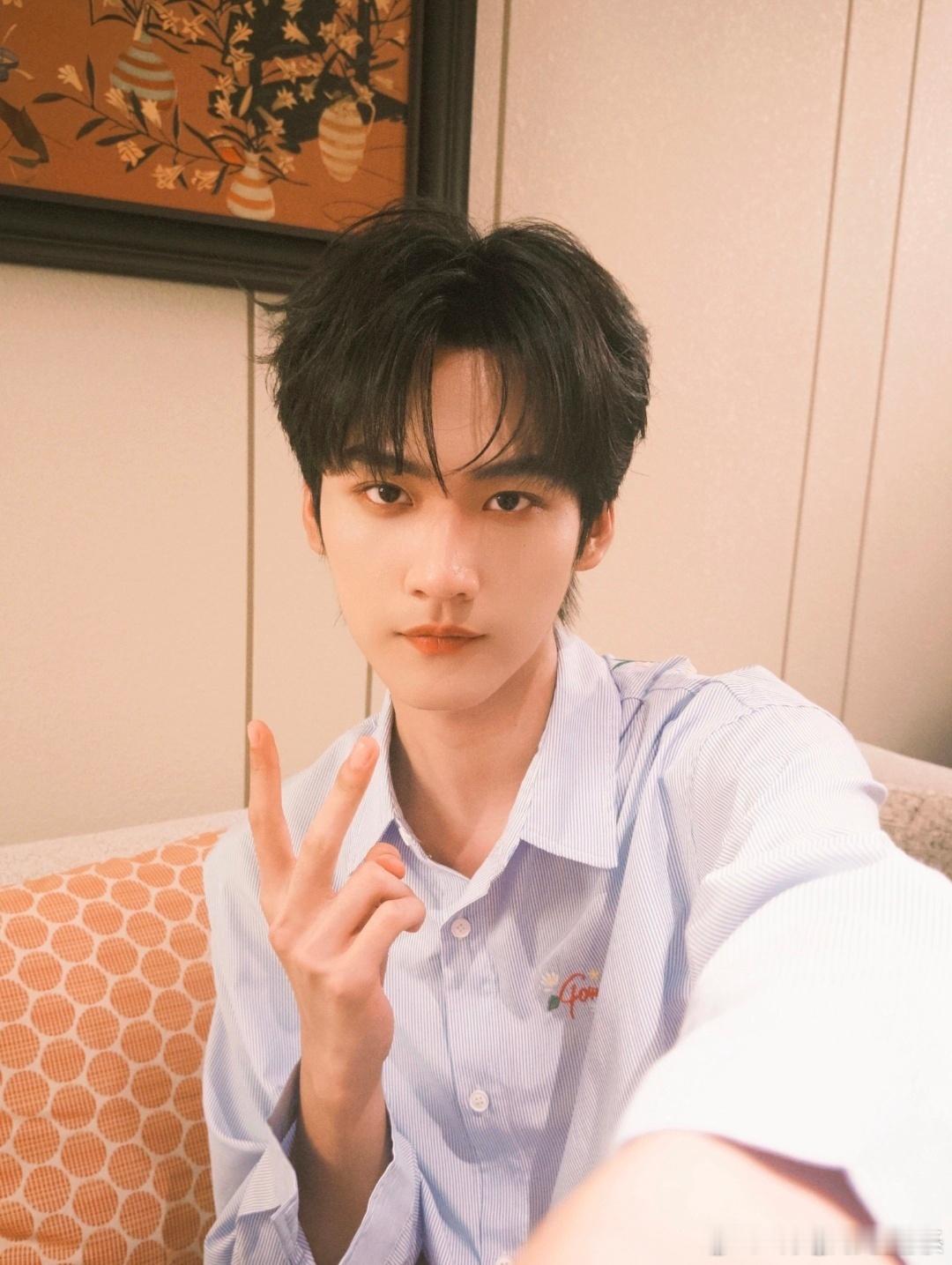 周柯宇一款想谈系艺人 周柯宇的外形和气质太适合现偶男主了，188cm的身高自带优