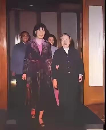 2005年，77岁的王玉龄做了两件事，一件发生在北京人民大会堂，一件发生在上海。