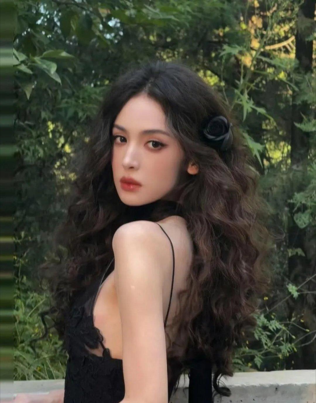 今天最开心的不是娜扎也不是张天爱而是谈恋爱又被拍了的徐开骋他明明都已经是查无此人