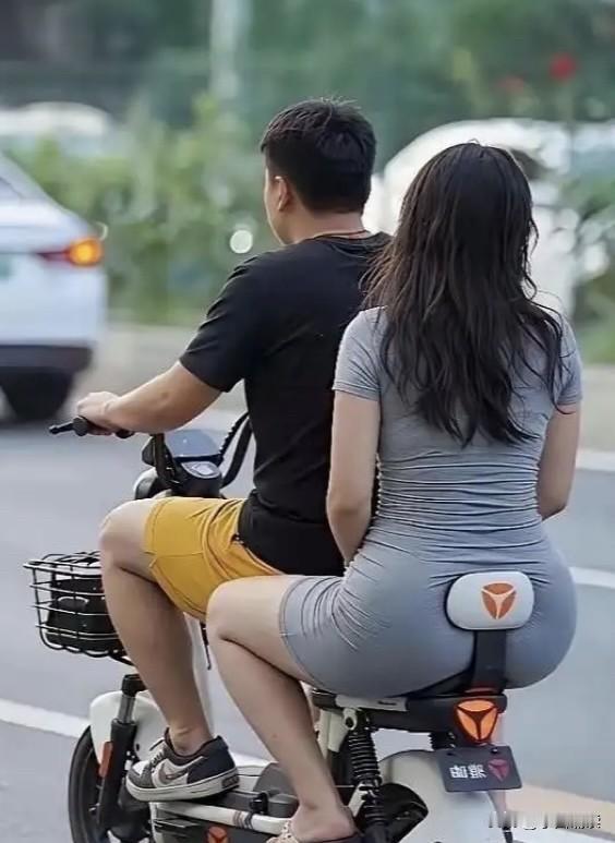 宁愿坐在小电驴上笑，也不愿坐在大奔奔里哭！