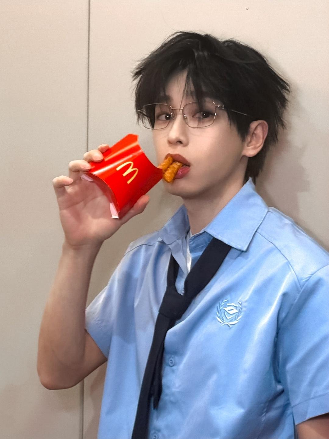 ·🍔🍟·彭昱畅