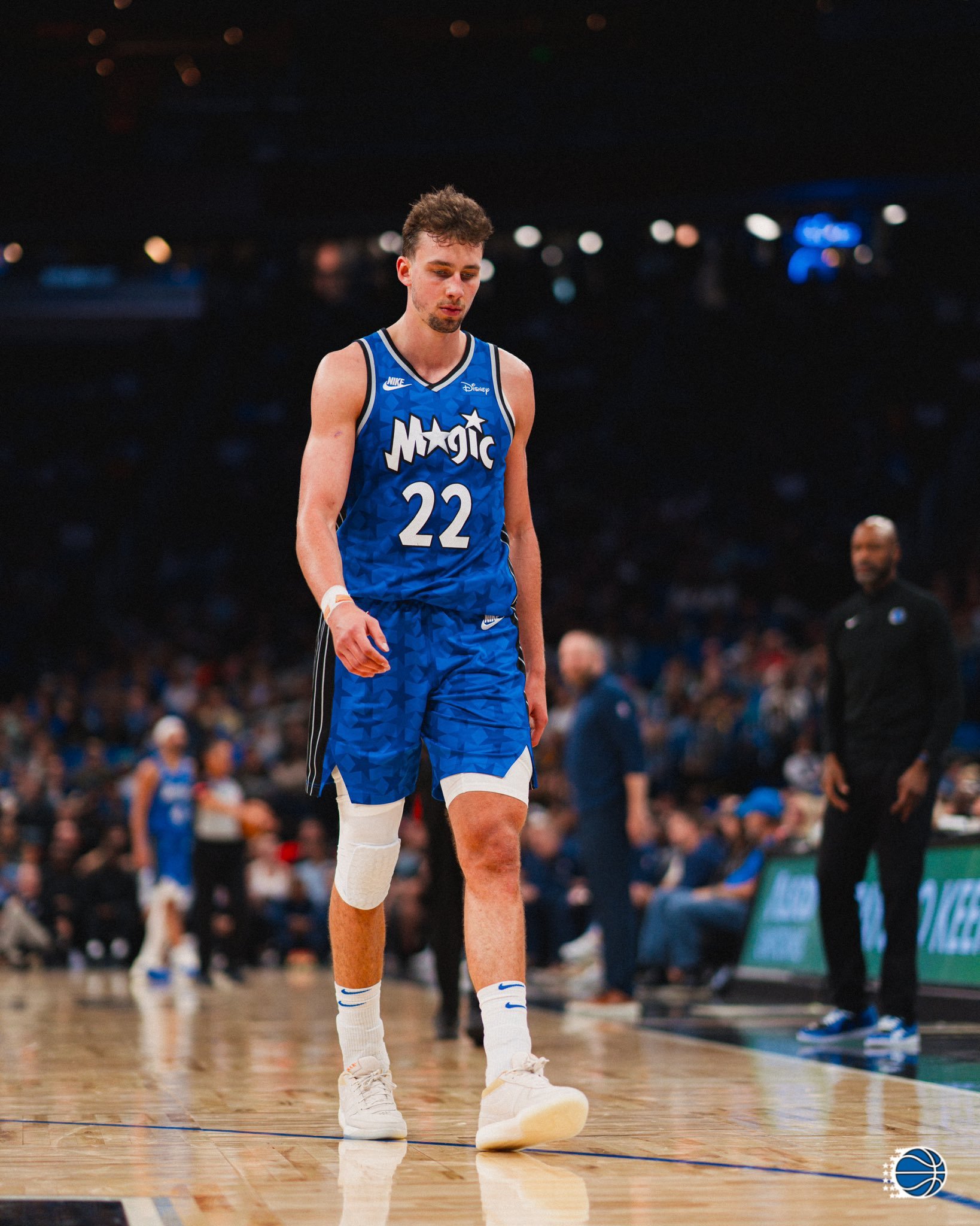 小瓦右小腿酸痛，回归成疑。活塞vs魔术NBA季后赛