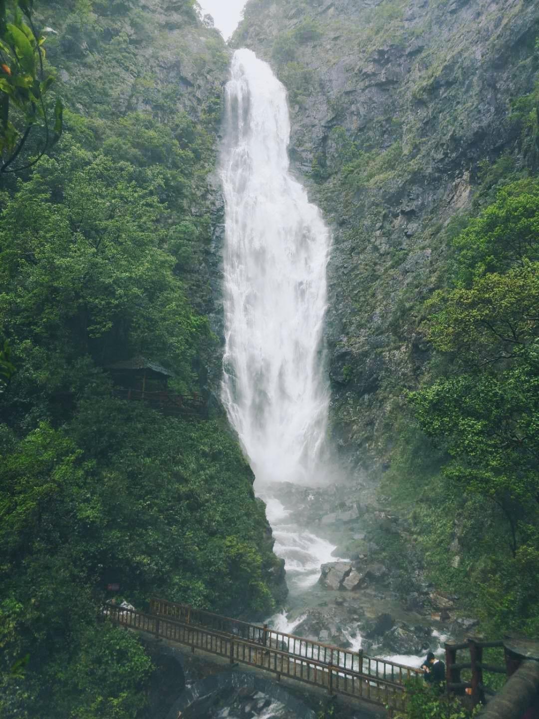 最走心的早安祝福：人间烟火暖，平安皆心安！
 
青山托幸福 ，绿水带吉祥，蓝天载