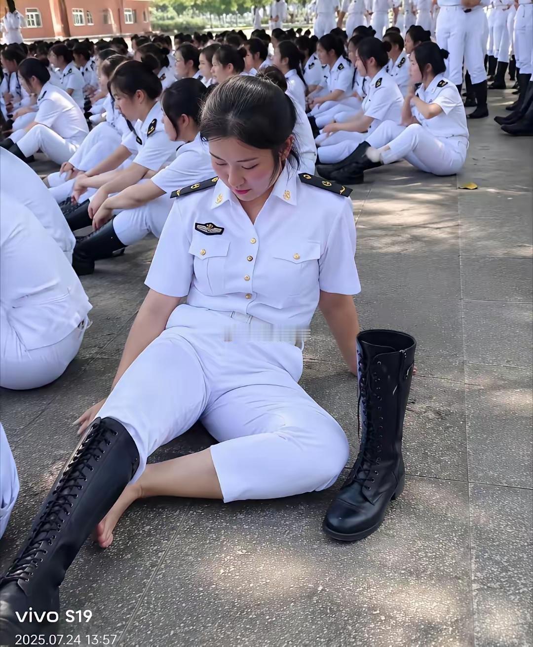 这真是大学军训的照片吗？没上过大学
只见过初中、高中军训的场景，学生都是迷彩服黄