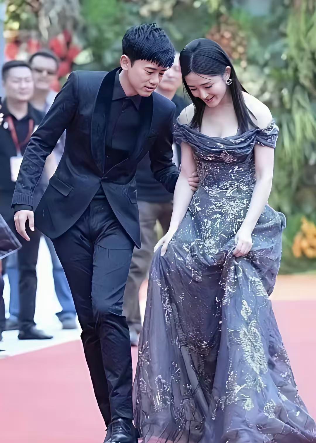 张杰是不是靠老婆谢娜走红的？张杰实力是有，但是有实力的人多了，他能突出重围有现在