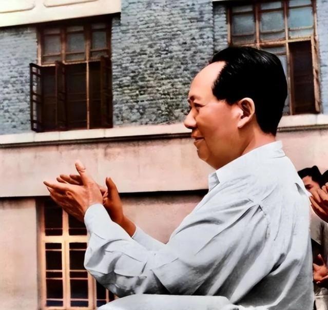 1949年9月30日，毛泽东以575票当选主席，距离“满票”缺了一票，周恩来找到