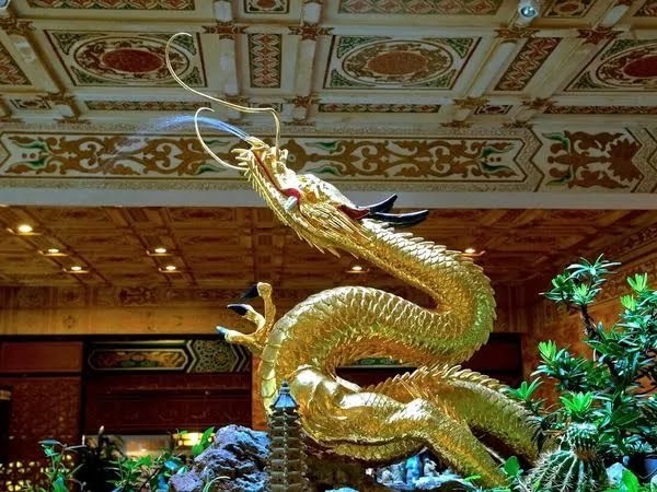 湾湾台北圆山饭店百年金龙头被砸断，金龙喷水池天井上的天花板疑似因白蚁蛀蚀掉落，导