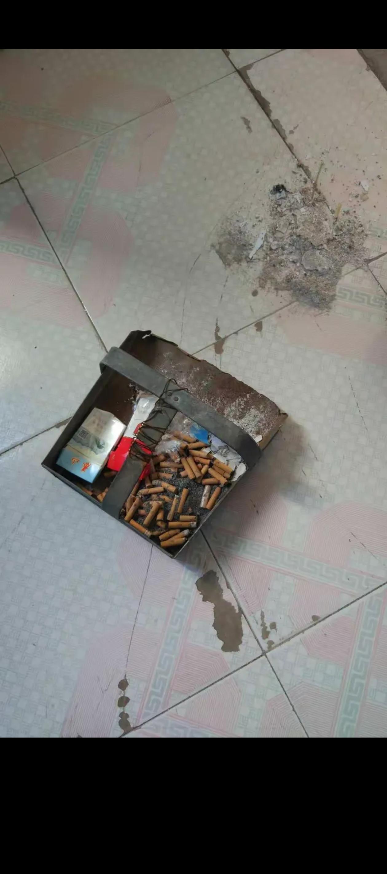 有次在高速服务区上完厕所在洗手，见到打扫卫生的阿姨正从女厕出来，簸箕里满是烟香头