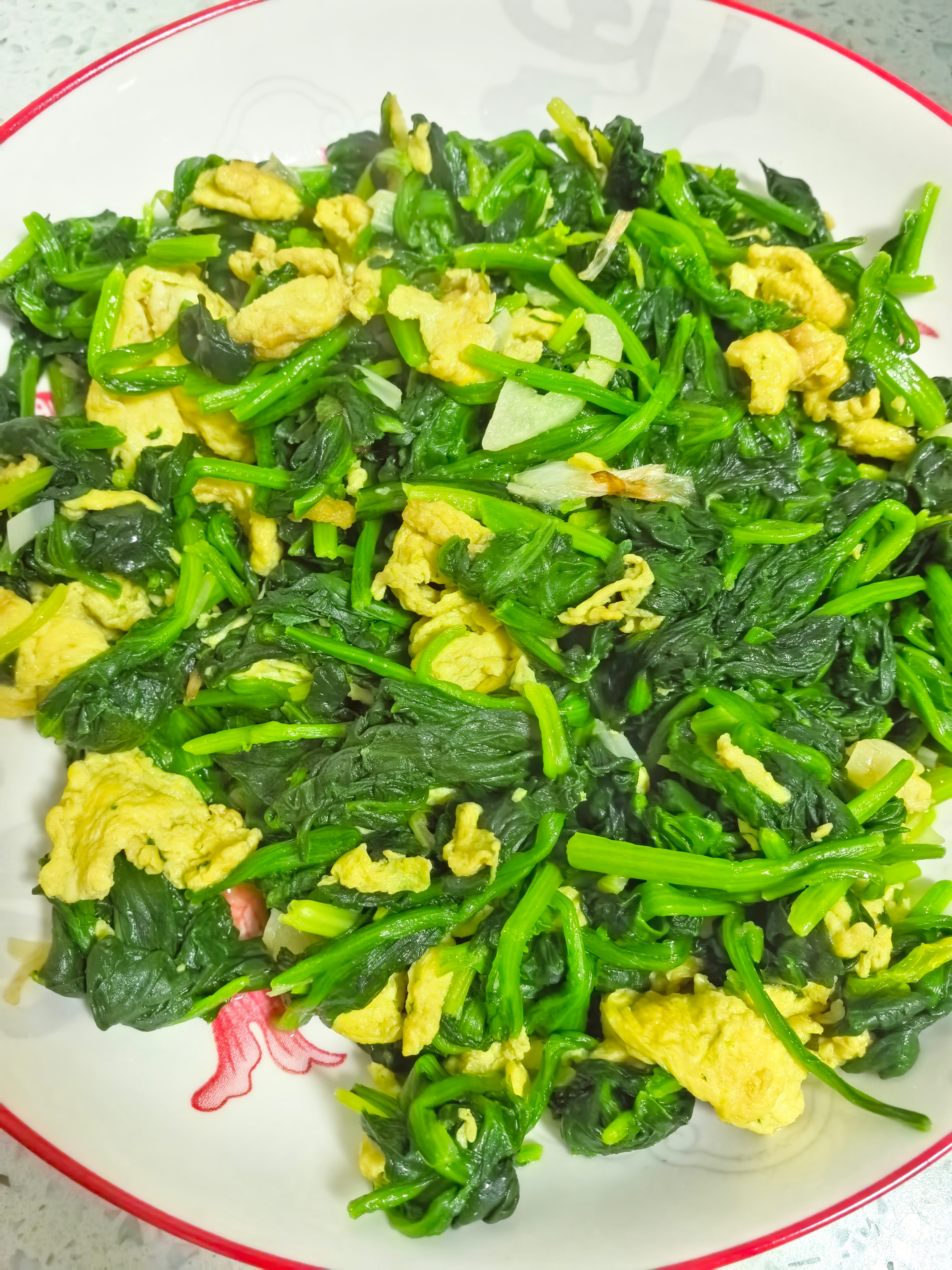 今日份晚饭开动～今天的鸡蛋量有点多，海带排骨下饭哈！ 