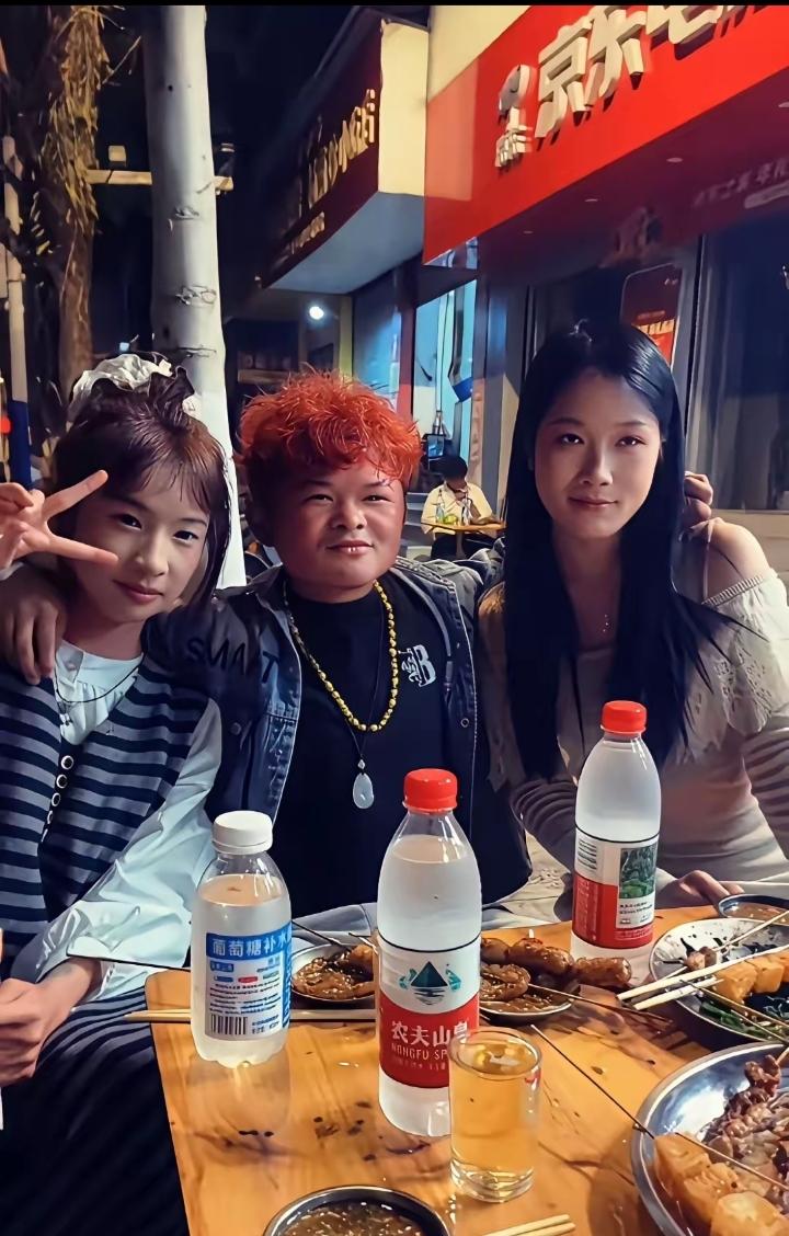 曾经靠一张酷似马云的脸爆红全网的范小勤，如今已经17岁，当年他被资本追捧，出席活