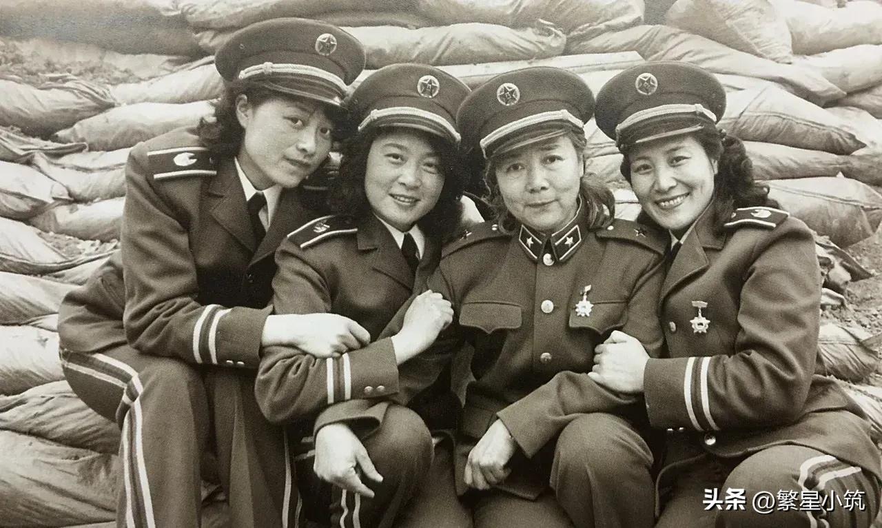 1986年的古早老照片。
她们一身戎装，笑容亲切。其中最引人注目的莫过于排在右二