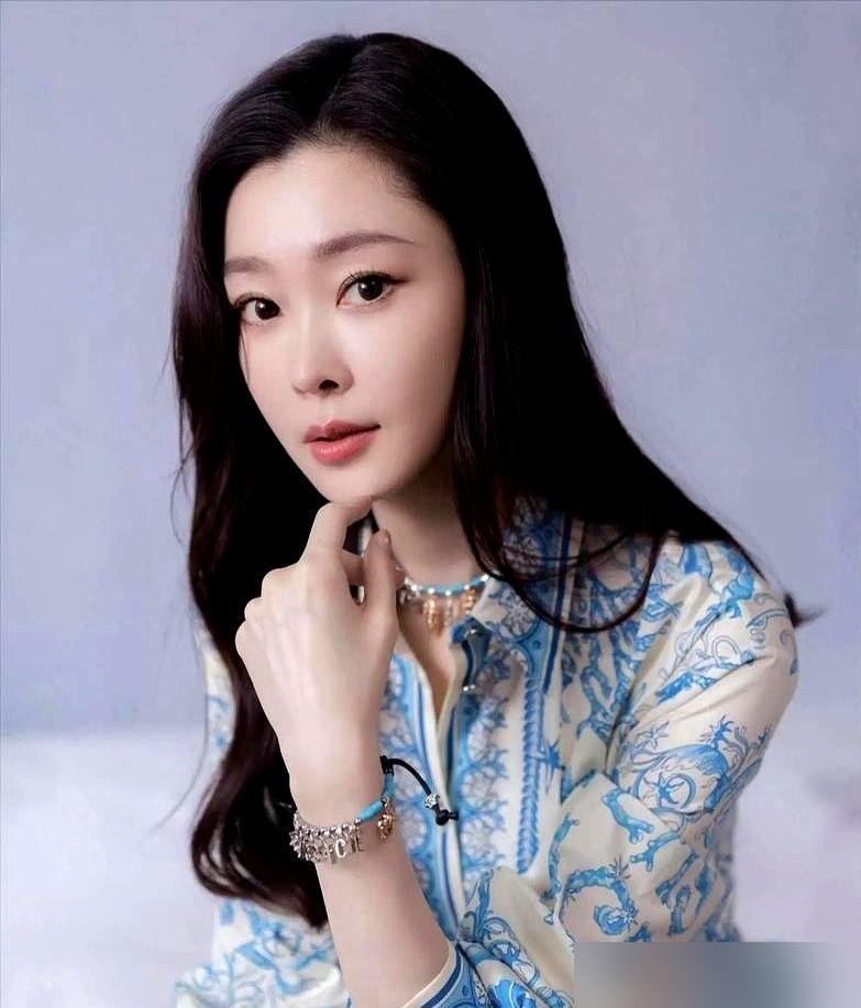 “不想拍就给我滚蛋！”
这不是导演李雪在片场耍威风，这是影视工业最冷酷的算盘声