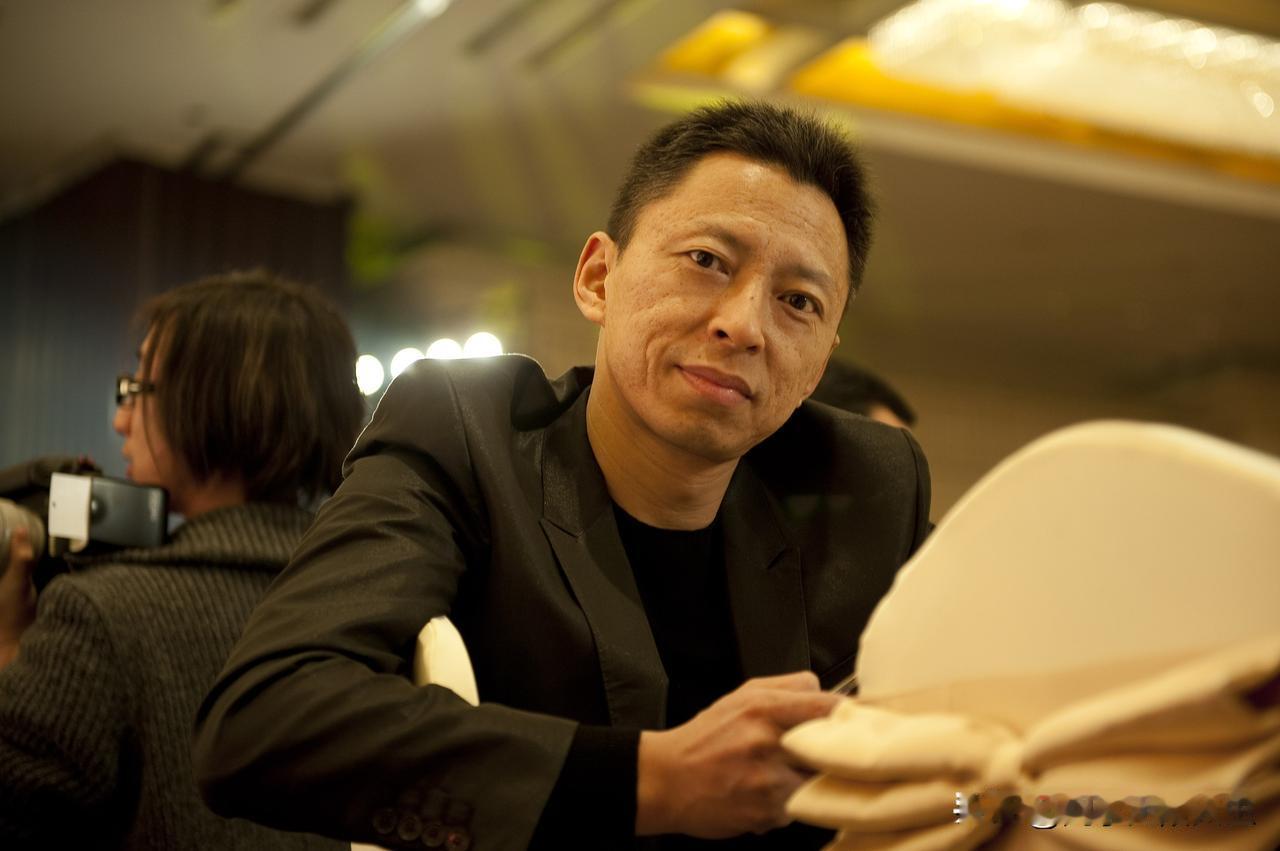 张朝阳对年轻人的忠告：
“不要乱花钱，不要欠债，把钱存在存起来，保证你要有这个钱