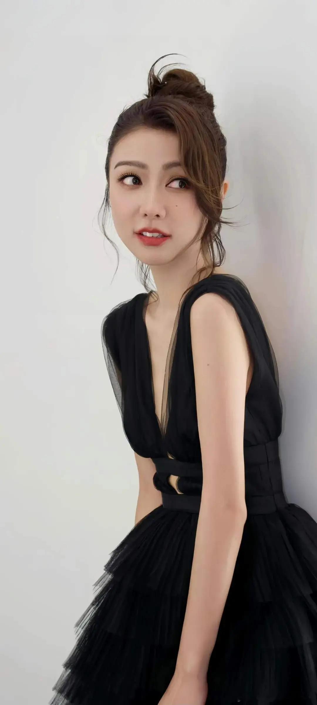 薛凯琪真是当之无愧的冻龄女神！在长春演唱会上，她一登场就点燃全场。开场唱方大同写