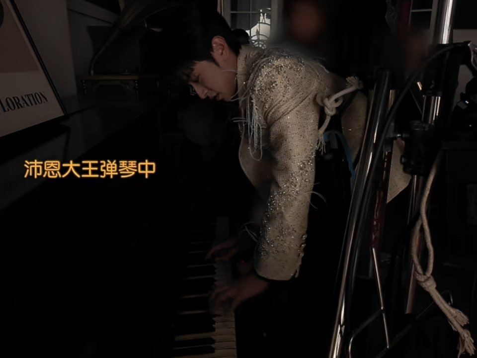 弹钢琴的小猪兔～突然转场帅我一大跳原来这套衣服是这里的物料
