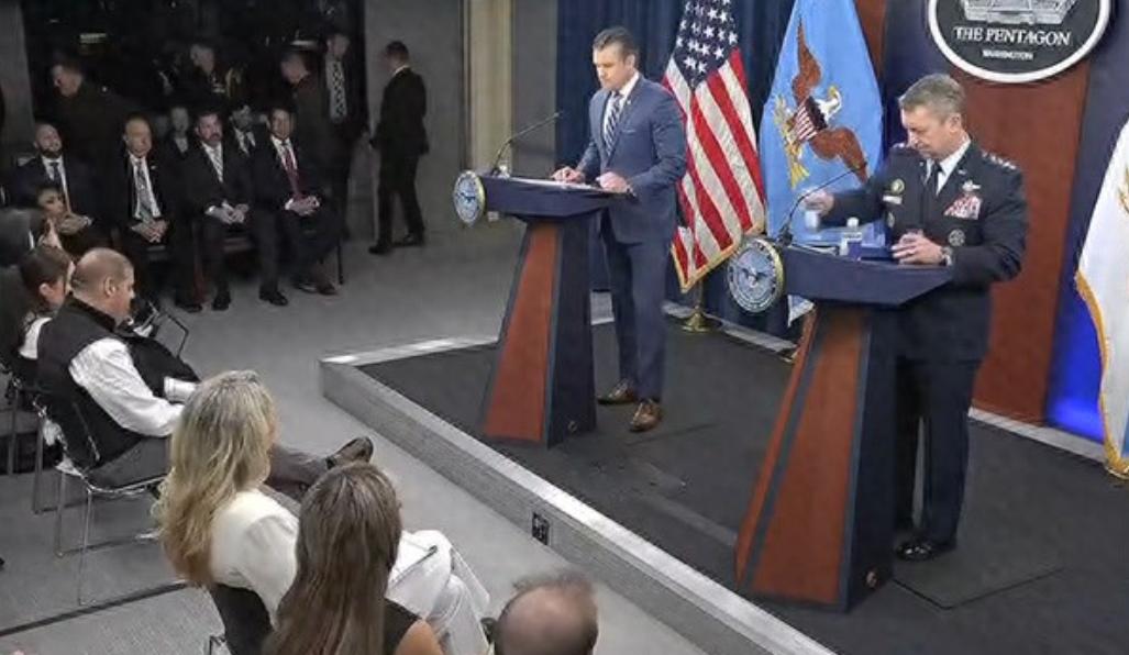 笑不活了！美国最高军事负责人之一，居然在全网直播时出了大丑！

当地时间4月8日