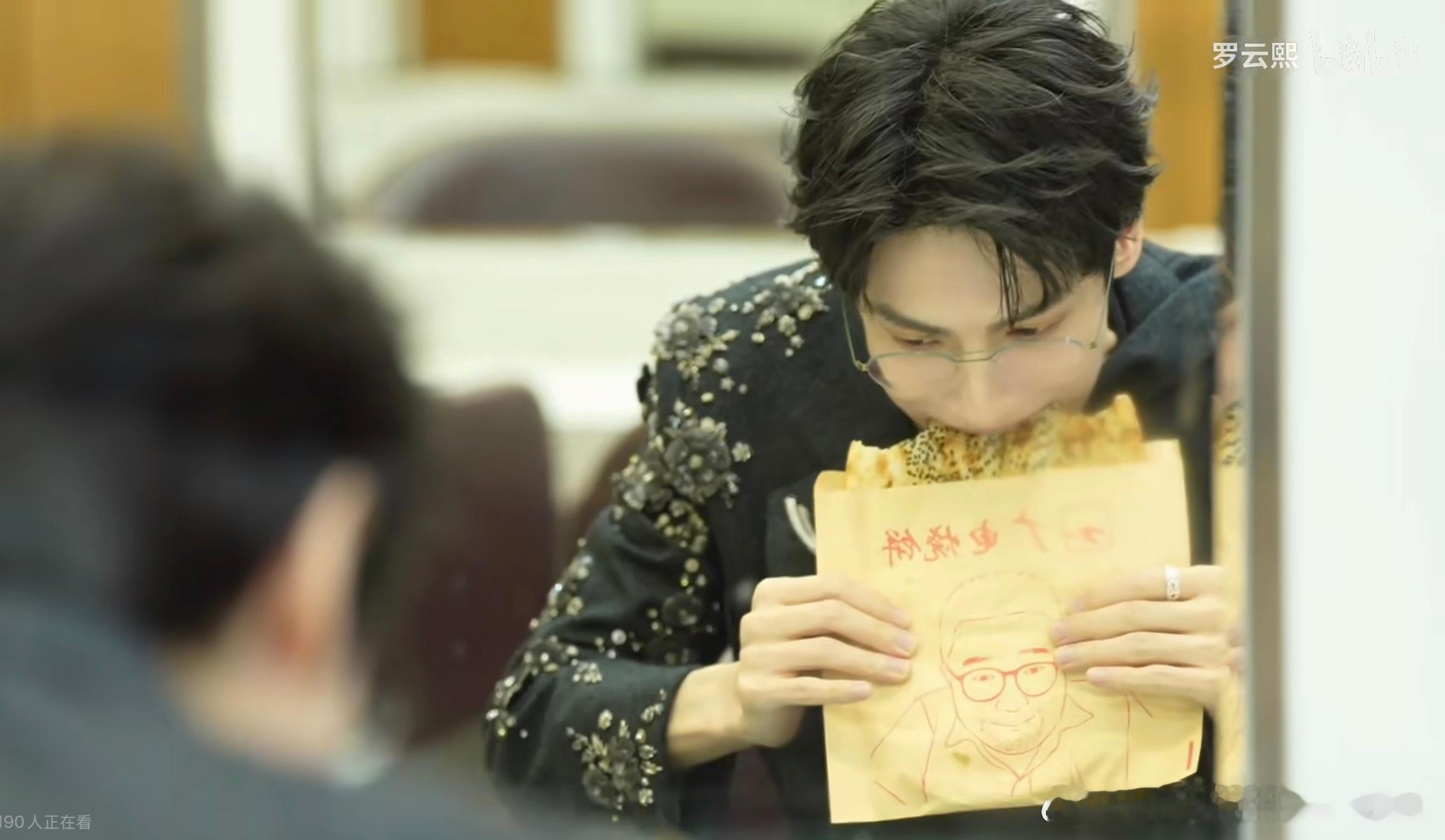 拿着大饼啃啃啃的熙熙怎么这么可爱罗云熙 还不忘了唱歌🎤