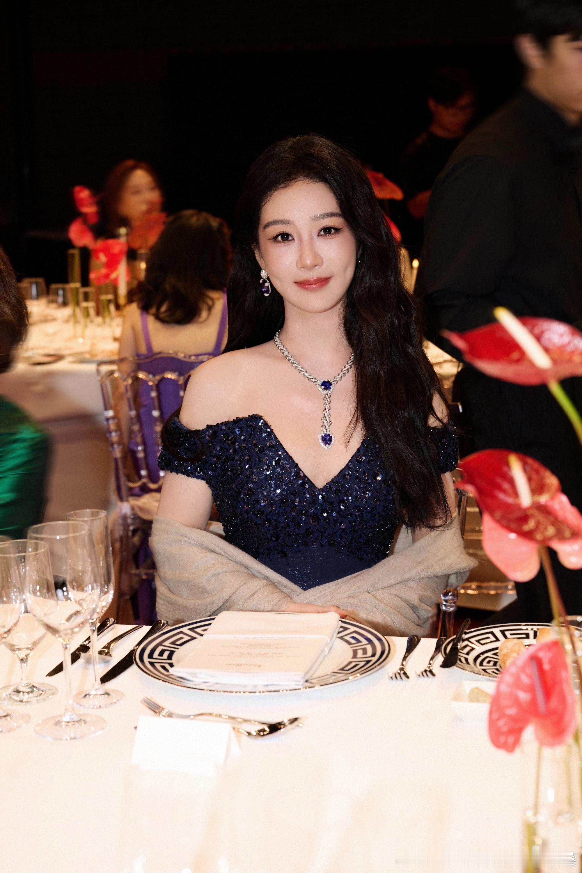 杨紫 坠入紫色雾霭，云霞将浪漫铺陈，随步履摇曳春的轨迹。光影肆意晕染，团扇轻摇，