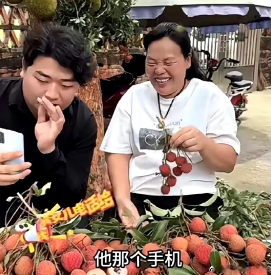 全红婵哥哥和妈妈一起直播带货，哥哥以前是厨师，现在转行卖货了。他非常感谢妹妹，这