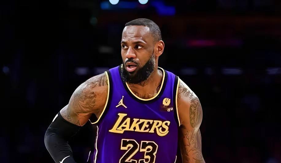 詹姆斯登上NBA时，现在的NBA球员中，有很多人还没有出生。詹姆斯现在还是NBA