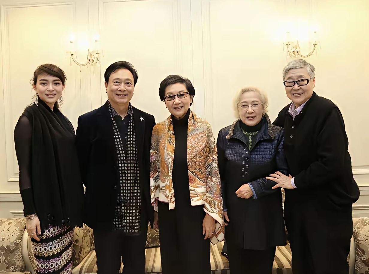 太罕见的五位明星经典同框！妥妥的时代绝版画面，几乎很难再见到！
 
个个气质绝佳