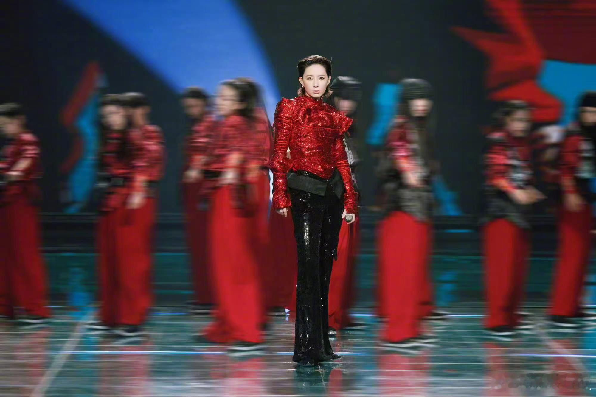 李斯丹妮把自己穿成了花木兰 李斯丹妮这业务能力真的绝了。把自己完全融入到了花木兰