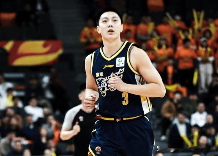 看来广东宏远没有那么强！打个深圳挺费劲，39分钟战平手，最后1分钟靠外援立棍单打