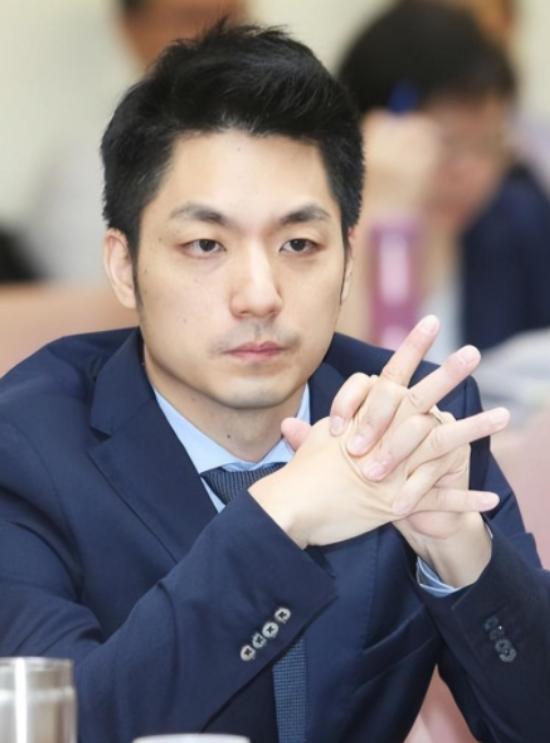 台北市市长、蒋介石的曾孙蒋万安直接把话撂下了！他当着媒体的面斩钉截铁地表示，自己