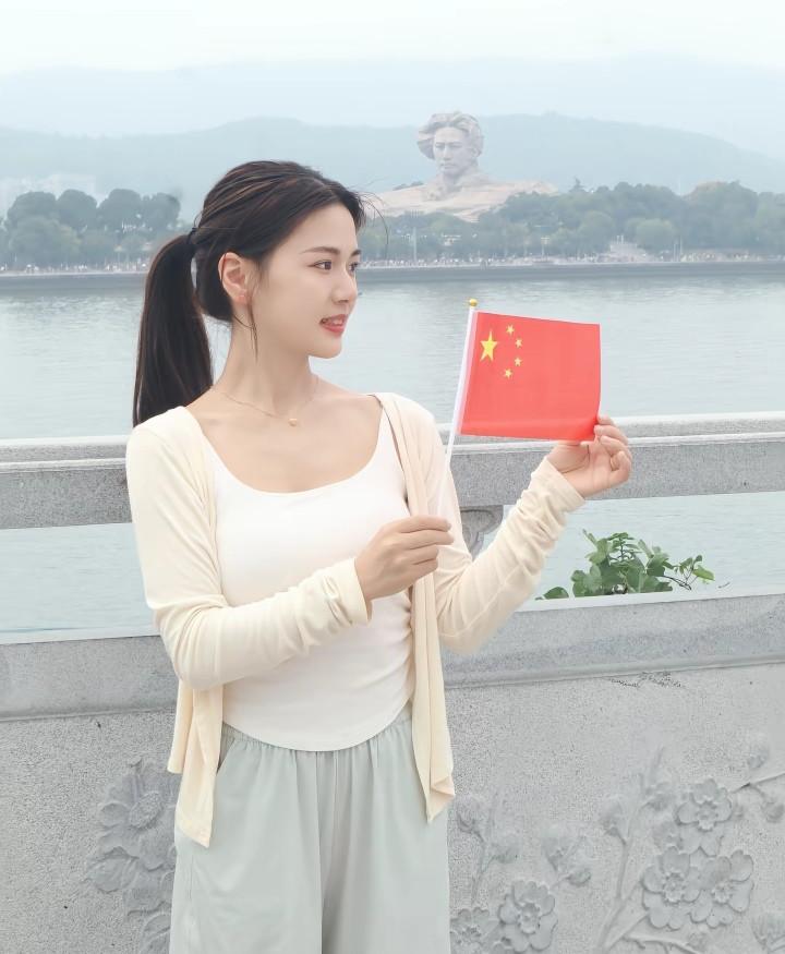 祝福我们的祖国繁荣昌盛，国泰民安！