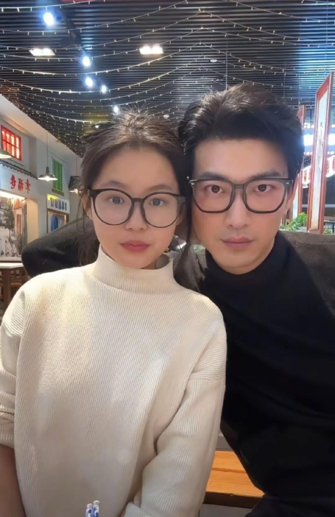 有人拿前天于龙和杨咩咩的直播说事，觉得他们的素颜状态“不够好看”。
但必须说明一