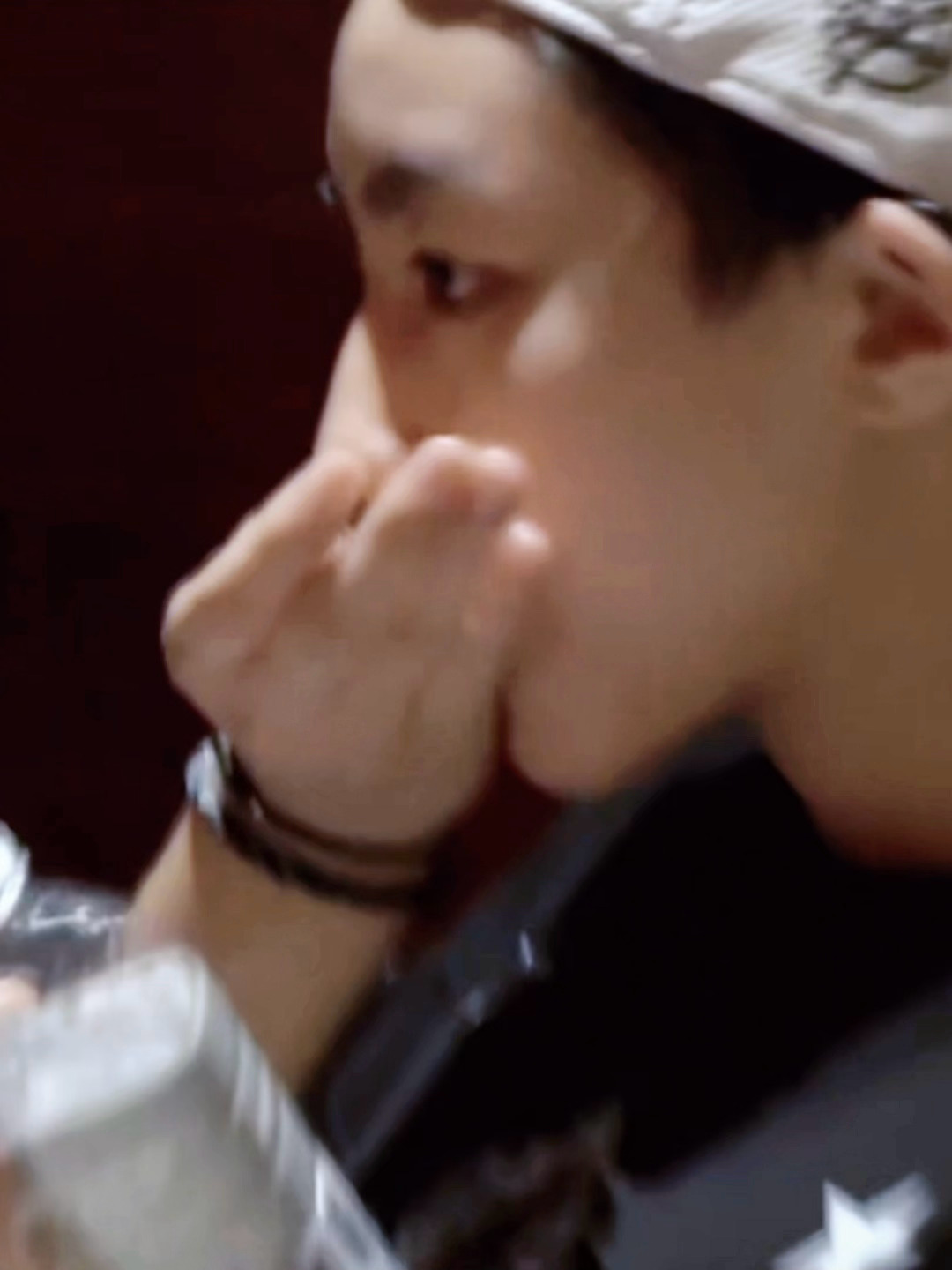 地下铁里的风 比回忆还重 