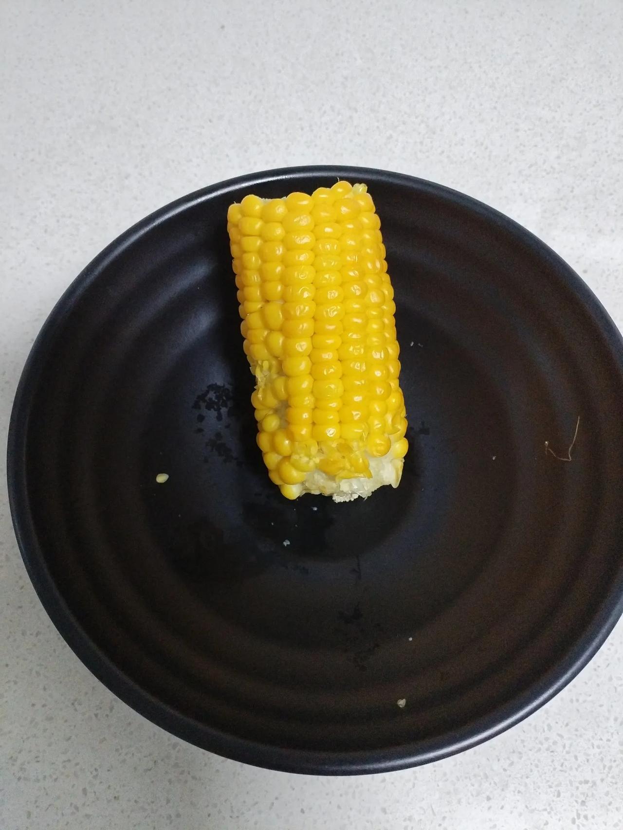 今天又吃了一根水果玉米。
又甜又嫩，玉米香味足，这个季节吃的正好。
很好奇，水果