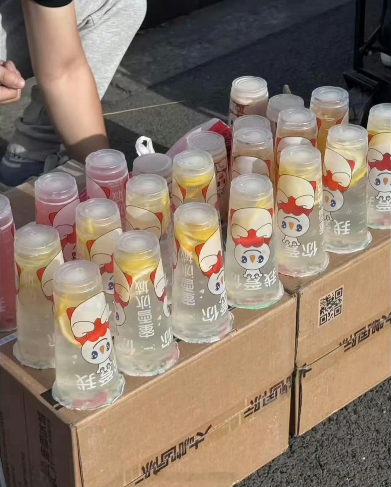 蜜雪冰城回应网友倒卖柠檬水赚差价不用排队等。直接多付两块拿走。。在景区我真的愿意