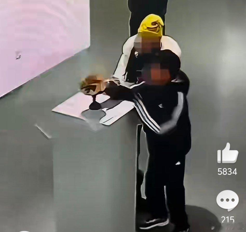 4斤黄金凤冠展出时被毁谁来赔视频中，小孩也不是用力推，就是不小心碰到，就划出去了