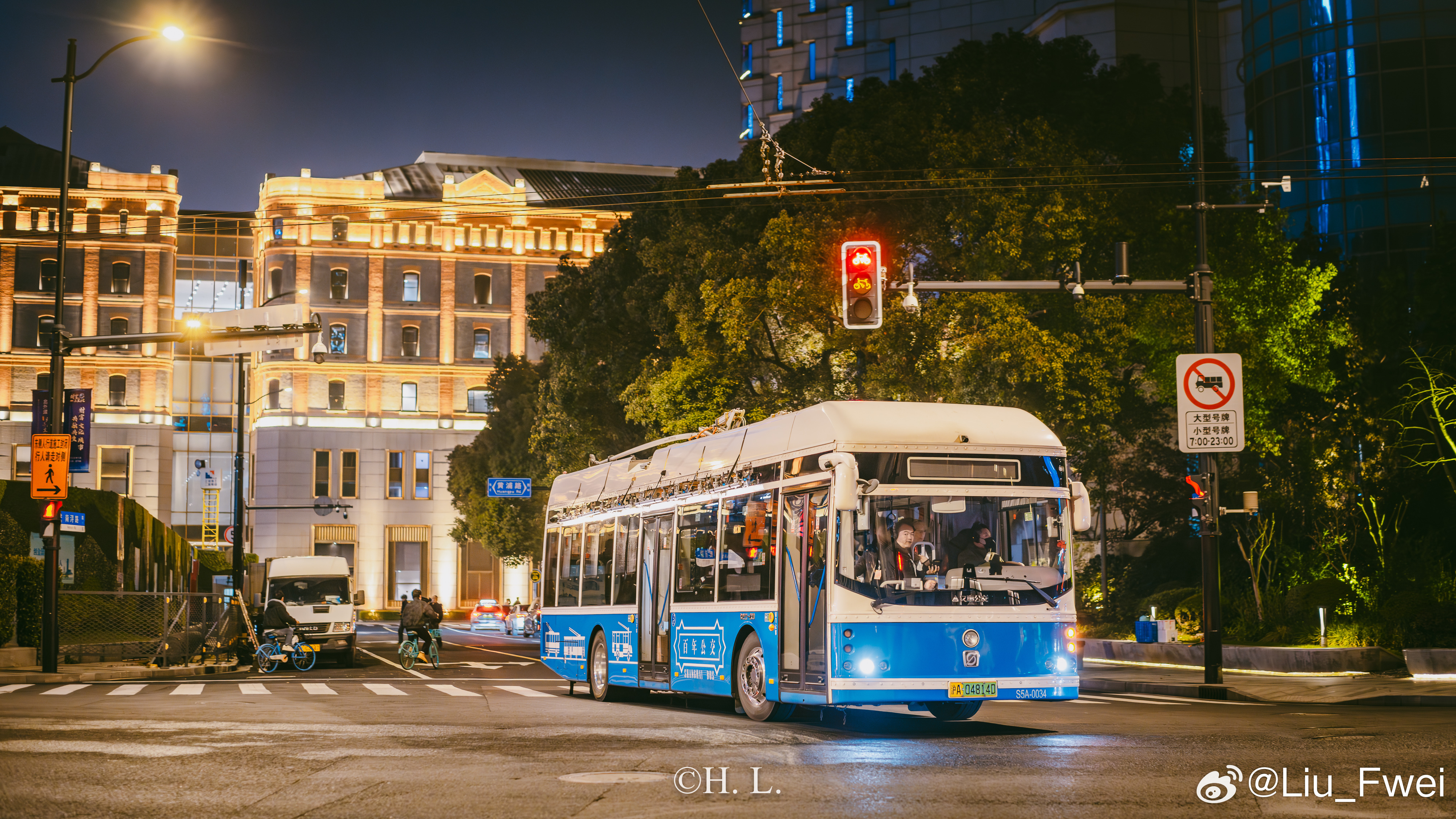 无轨电车参与拍摄。3月25日夜晚，北外滩-外滩部分路段。 