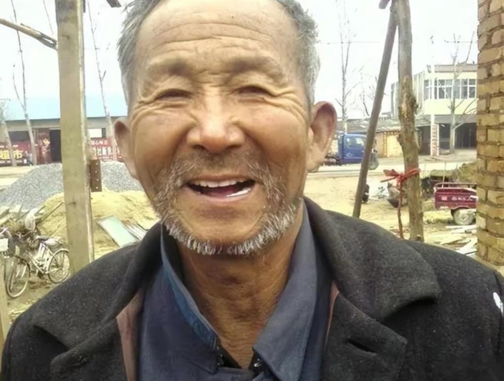 北京街头一名流浪汉因居无定所，被警察送进收容所，当流浪汉填写自己的信息时，警察看