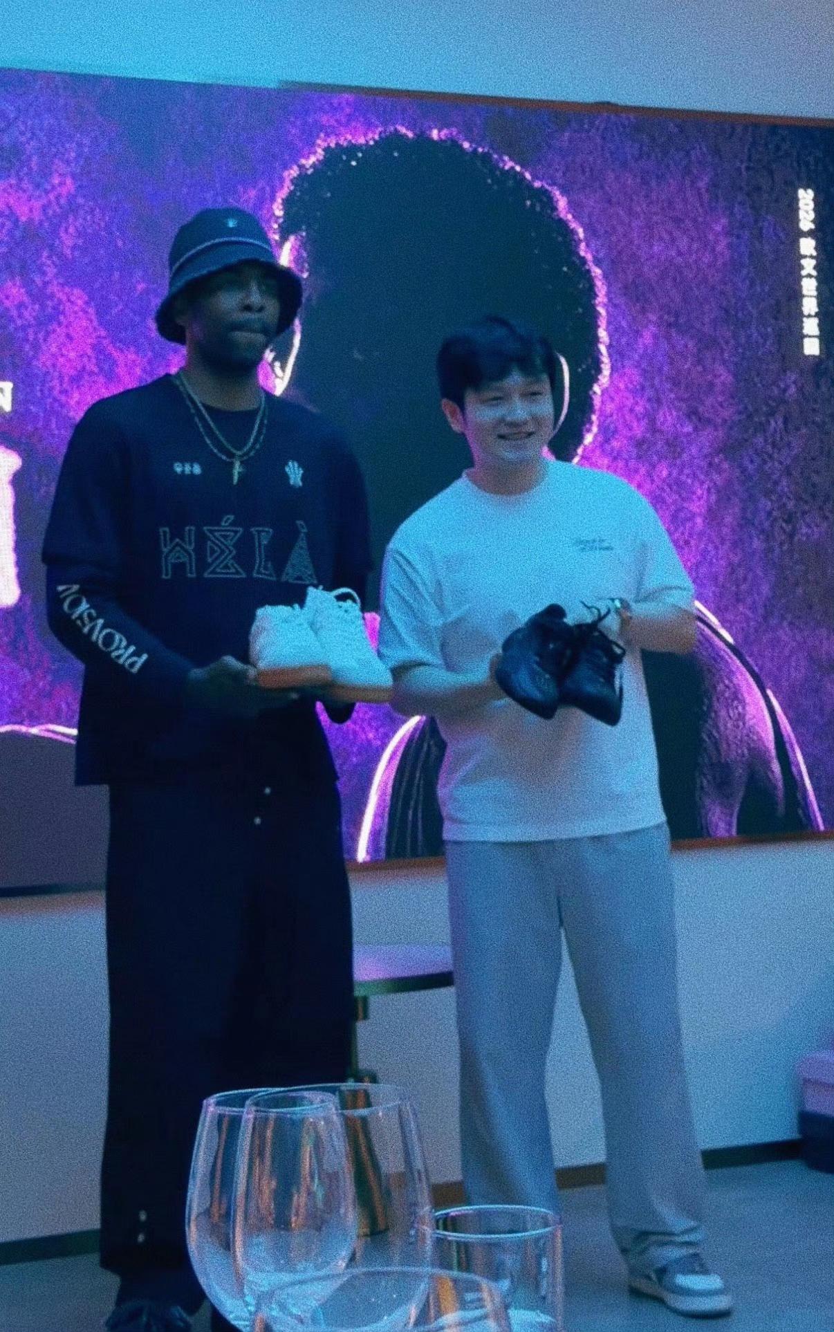 6月24日凌晨，NBA球星凯里·欧文分享了自己中国行的vlog。视频中，他和樊振