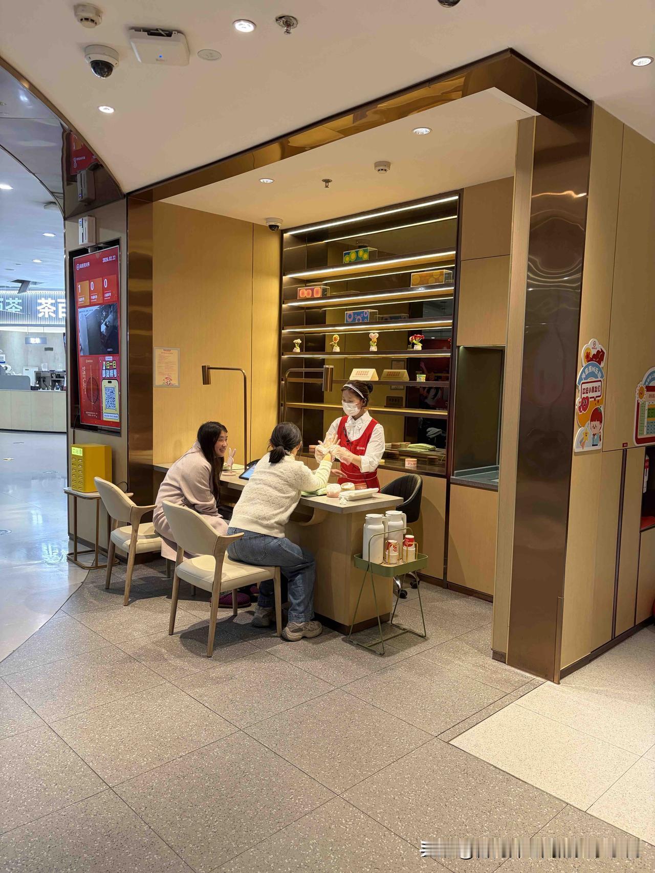 有意思的是，如果单论就餐环境、菜单设计、菜品口味、菜品定价和现场服务，海底捞在每