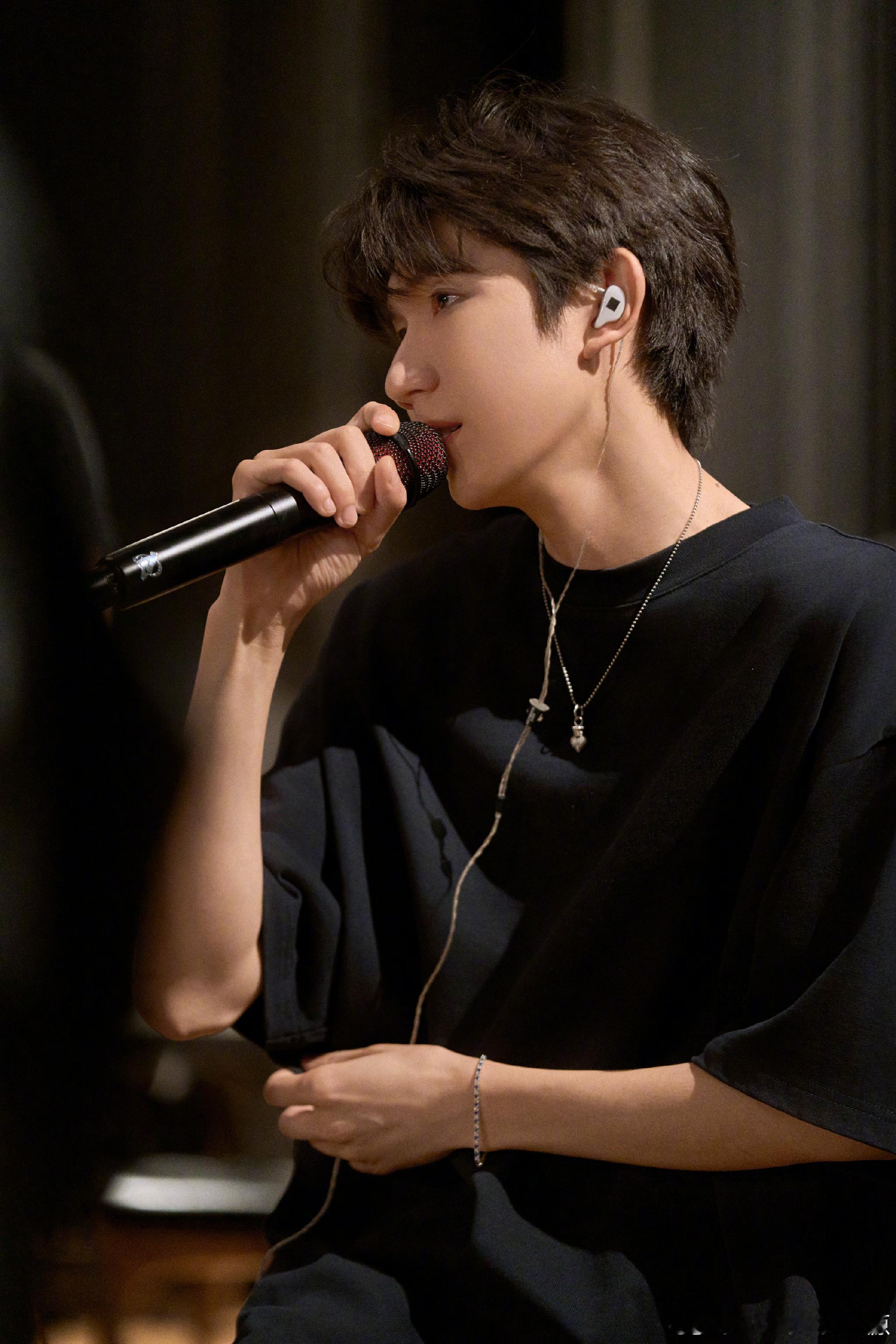 #王源演唱会嘉宾是单依纯#哎哟这两位是怎么认识的啊？感觉很奇妙的交友圈哎！！！帅