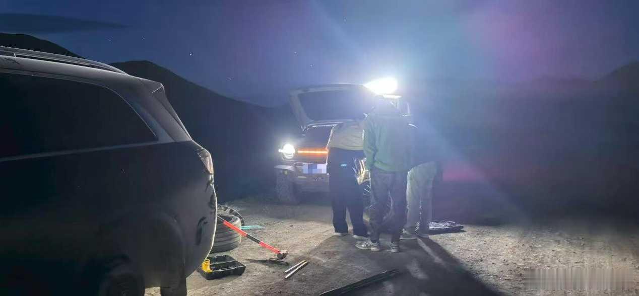 刚又看到另一例跟安全相关的案例是：一位问界 M9 车主在无人区青海德令哈无人区爆