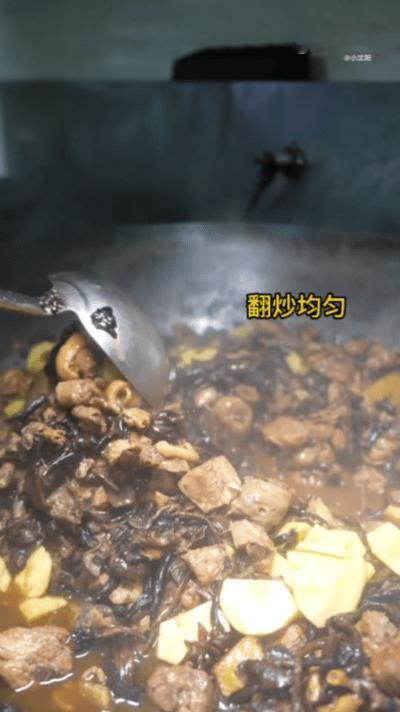 小沈阳演唱会前为环卫工送早餐致谢 被小沈阳的暖心细节打动！大同演唱会前，他为环卫