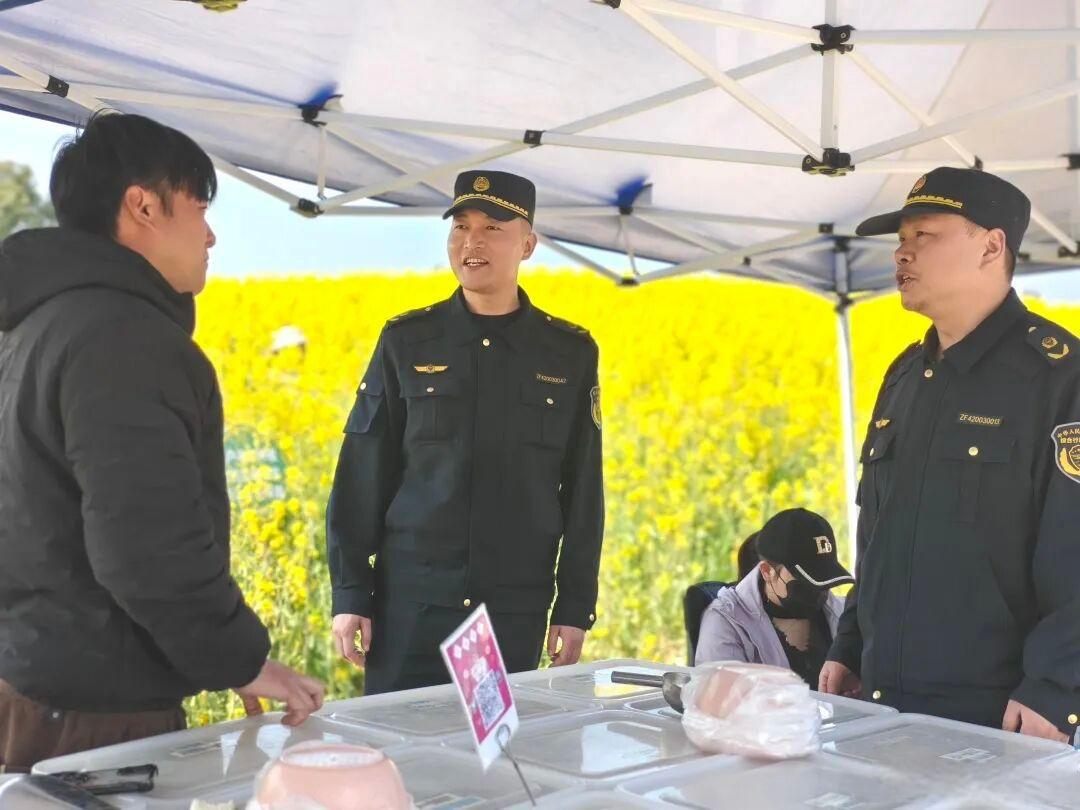 【邂逅车谷花海，城管守护春日美好】春风拂过武汉经开区，大地被打翻的金色颜料晕染开