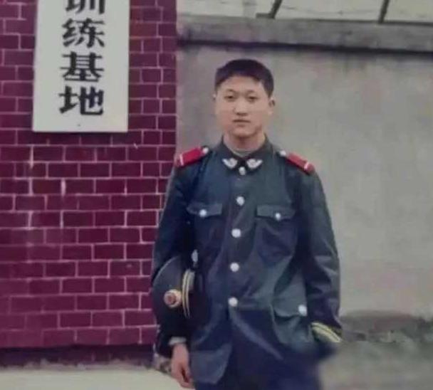 2006年，3名壮汉欲拐骗一位18岁女学生至南方。车上，女生悄声求救，同车的武警