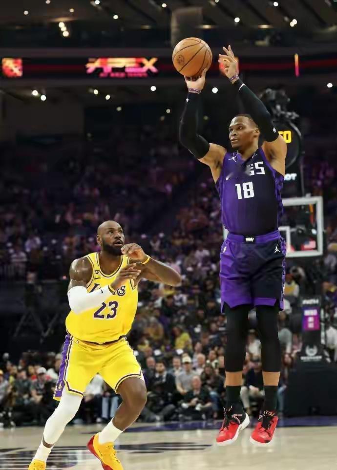 国王豪横了一把
接连击败火箭和湖人两大劲旅，让杜兰特、詹姆斯、东契奇三大巨星无功